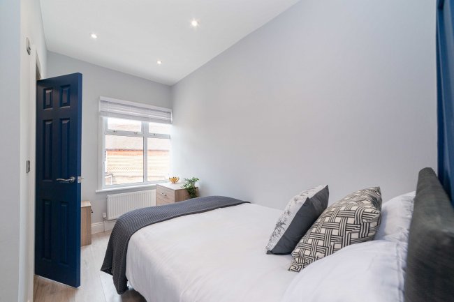 34-42 The Crescent, Leatherhead, Surrey KT22 8ED 6