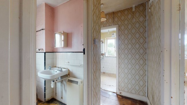 34A Meadow Way, Woodhatch, Reigate, Surrey RH2 8DR 2