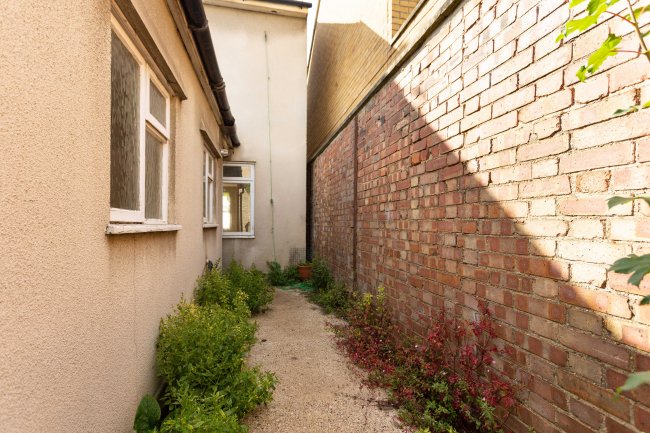 15 New Road, Hounslow, London TW3 2AN 4