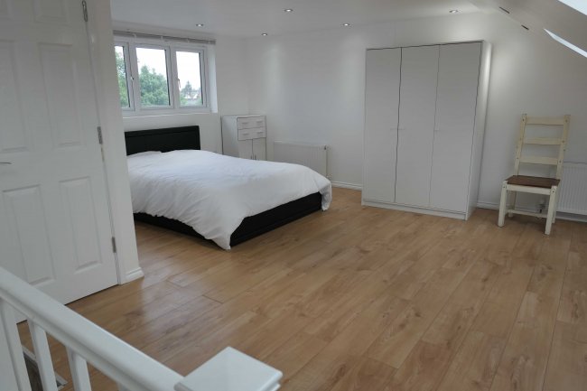 7 North Gardens, Colliers Wood, London SW19 2NR 6
