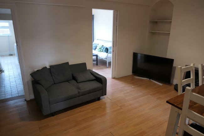7 North Gardens, Colliers Wood, London SW19 2NR 6