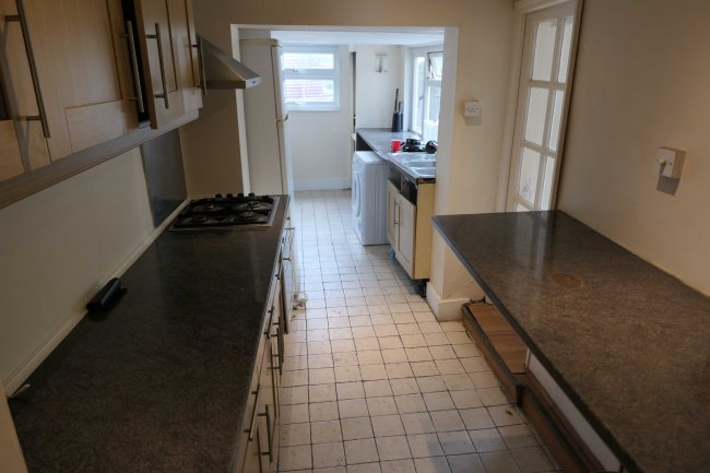 7 North Gardens, Colliers Wood, London SW19 2NR 6