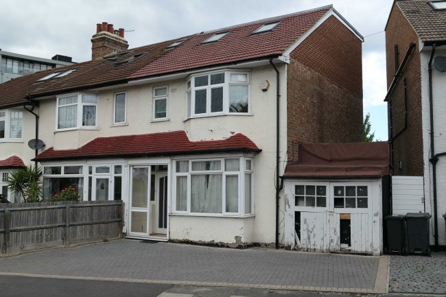 7 North Gardens, Colliers Wood, London SW19 2NR 6