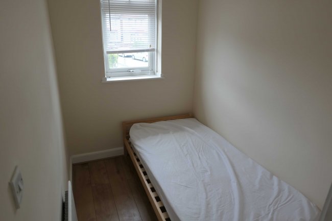 7 North Gardens, Colliers Wood, London SW19 2NR 6