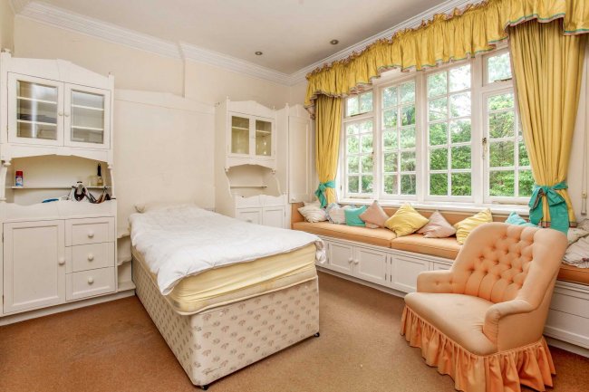 64 Beech Hill, Hadley Wood, Herts EN4 0JJ 9