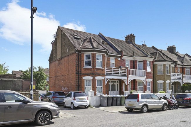 2 Gladstone Park Gardens, Cricklewood, London NW2 6JU 5