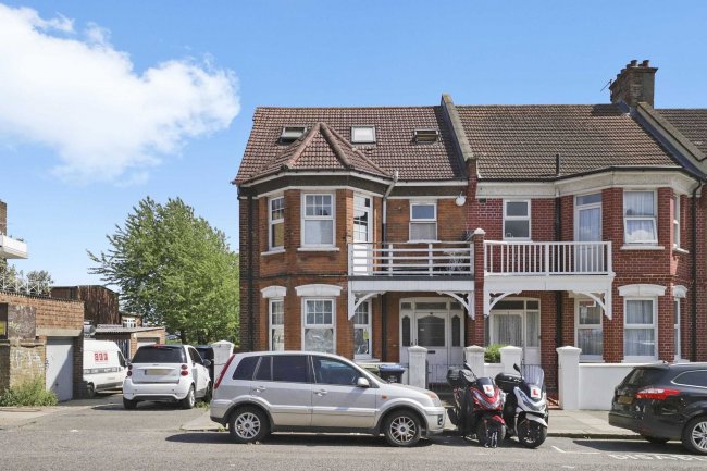 2 Gladstone Park Gardens, Cricklewood, London NW2 6JU 5