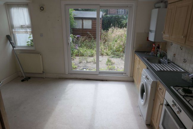 208 Sydenham Road, Croydon, Surrey, CR0 2EB
 2