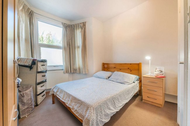 15 Oak Grove, Cricklewood, London, NW2 3LS 
 7