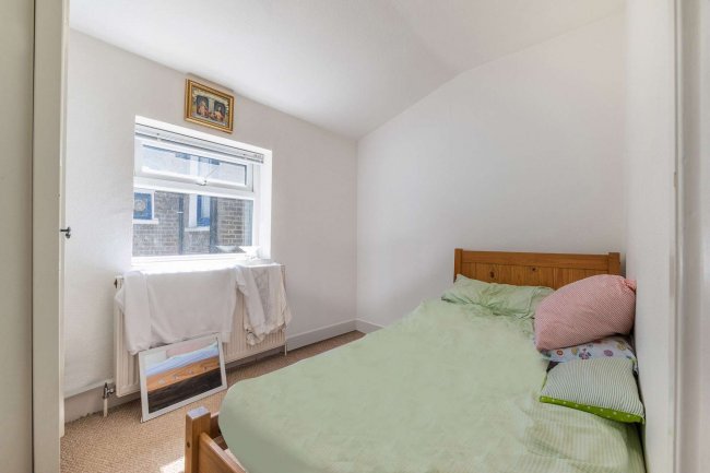 15 Oak Grove, Cricklewood, London, NW2 3LS 
 7