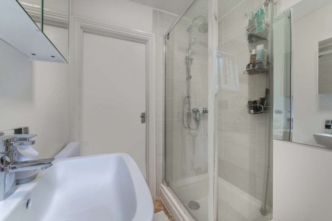 15 Oak Grove, Cricklewood, London, NW2 3LS 
 7