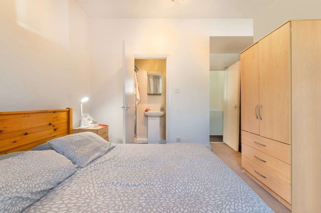 15 Oak Grove, Cricklewood, London, NW2 3LS 
 7