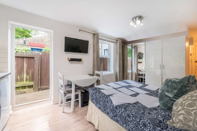 15 Oak Grove, Cricklewood, London, NW2 3LS 
 7