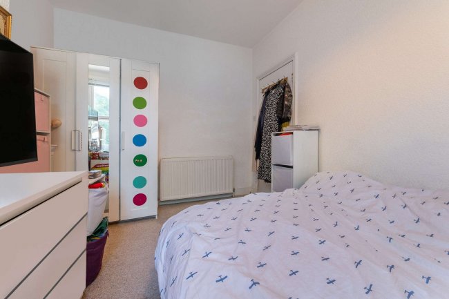 15 Oak Grove, Cricklewood, London, NW2 3LS 
 7