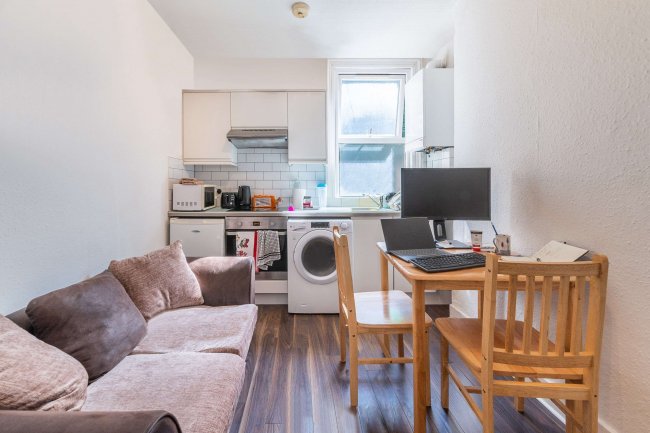 15 Oak Grove, Cricklewood, London, NW2 3LS 
 7