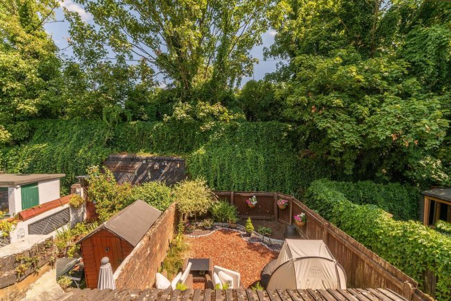 15 Oak Grove, Cricklewood, London, NW2 3LS 
 7