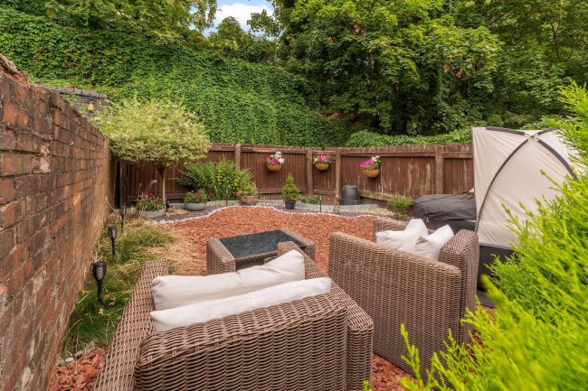 15 Oak Grove, Cricklewood, London, NW2 3LS 
 7