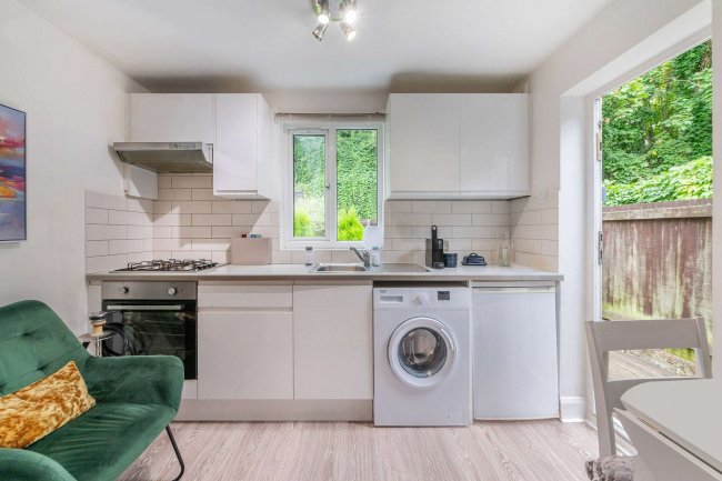 15 Oak Grove, Cricklewood, London, NW2 3LS 
 7