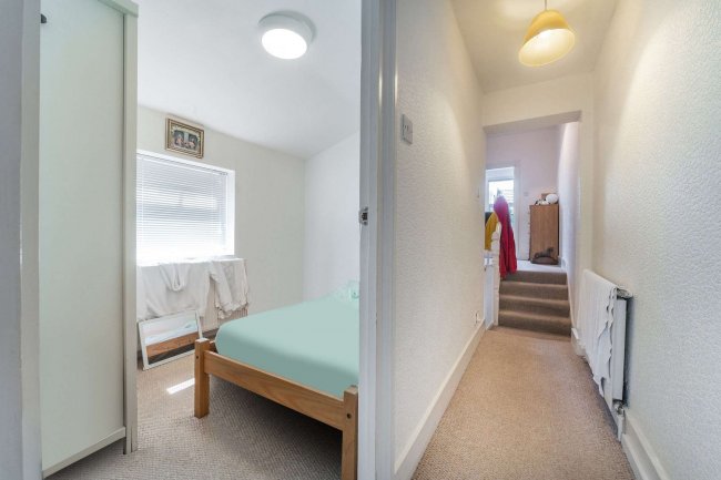 15 Oak Grove, Cricklewood, London, NW2 3LS 
 7