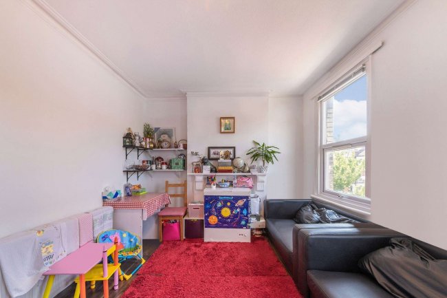 15 Oak Grove, Cricklewood, London, NW2 3LS 
 7