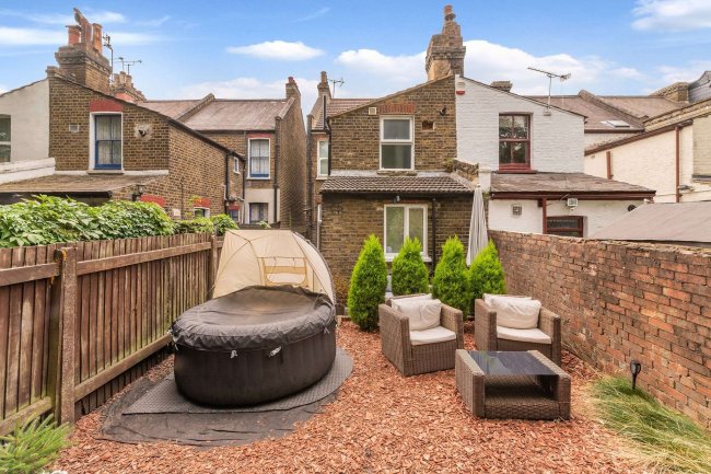 15 Oak Grove, Cricklewood, London, NW2 3LS 
 7