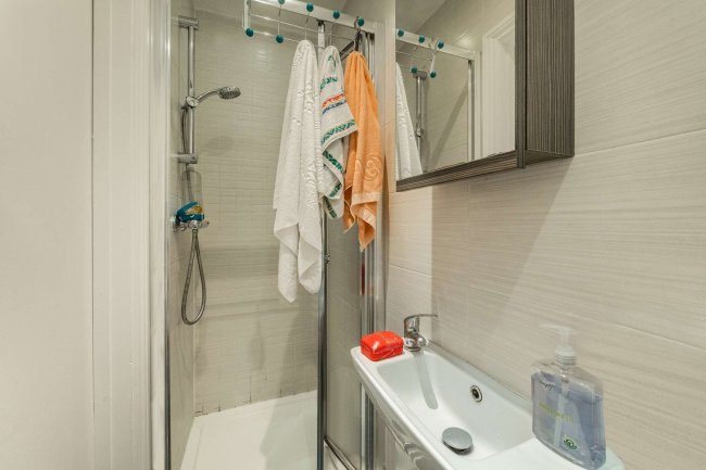 15 Oak Grove, Cricklewood, London, NW2 3LS 
 7