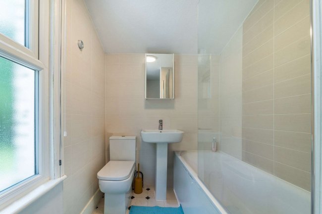 15 Oak Grove, Cricklewood, London, NW2 3LS 
 7