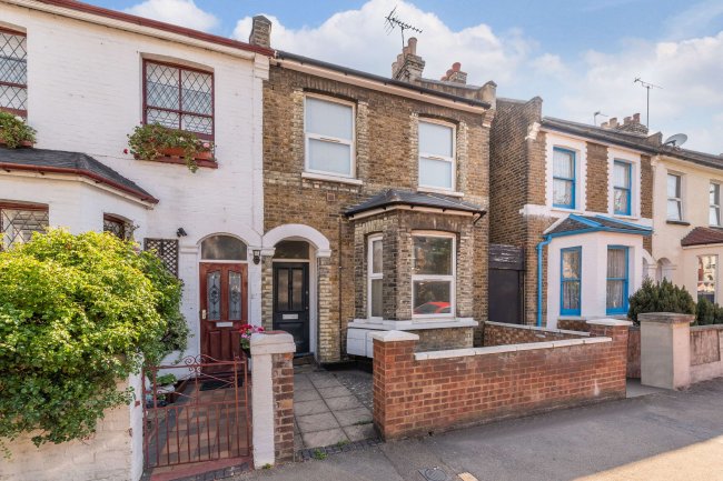 15 Oak Grove, Cricklewood, London, NW2 3LS 
 7