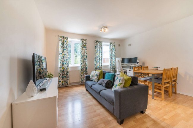 5 Malcolm House, 405 Kilburn High Road, Kilburn, London, NW6 7QF
 4