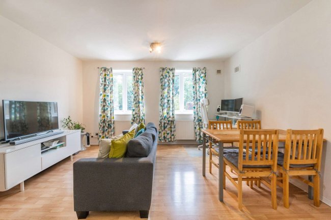 5 Malcolm House, 405 Kilburn High Road, Kilburn, London, NW6 7QF
 4