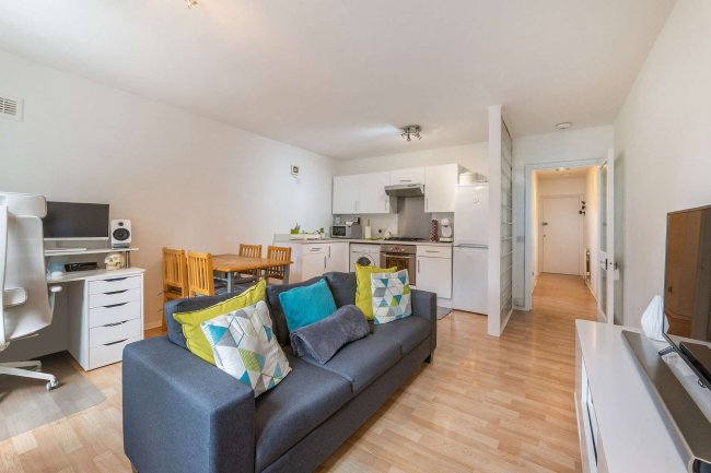 5 Malcolm House, 405 Kilburn High Road, Kilburn, London, NW6 7QF
 4