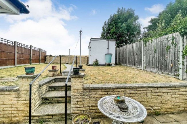 42 Abbots View, Kings Langley, Hertfordshire, WD4 8AW
 1