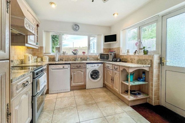 42 Abbots View, Kings Langley, Hertfordshire, WD4 8AW
 1