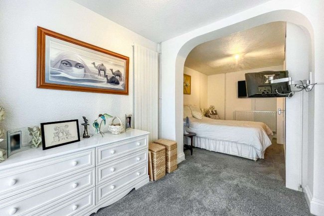 42 Abbots View, Kings Langley, Hertfordshire, WD4 8AW
 1