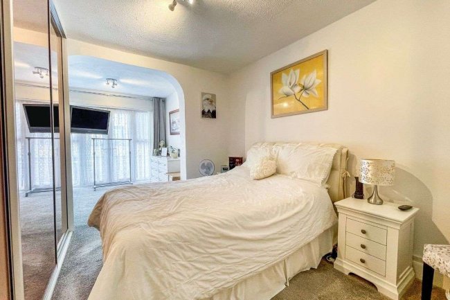 42 Abbots View, Kings Langley, Hertfordshire, WD4 8AW
 1