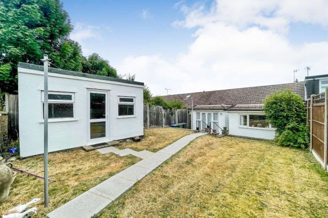 42 Abbots View, Kings Langley, Hertfordshire, WD4 8AW
 1