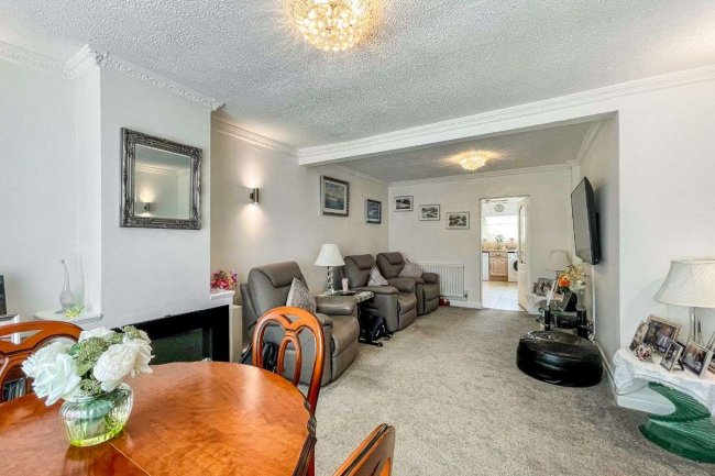 42 Abbots View, Kings Langley, Hertfordshire, WD4 8AW
 1