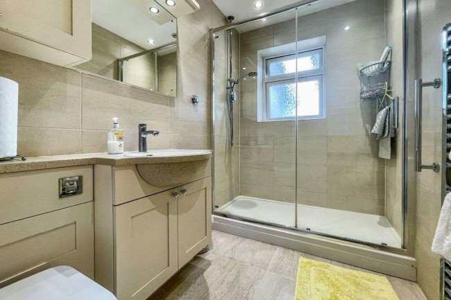 42 Abbots View, Kings Langley, Hertfordshire, WD4 8AW
 1