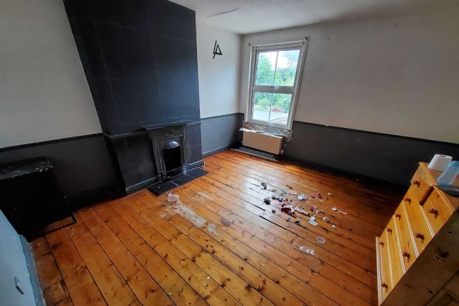 7 Ashingdon Road, Rochford, Essex SS4 1NH
 2