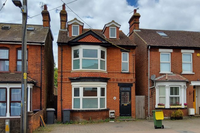 7 Ashingdon Road, Rochford, Essex SS4 1NH
 2