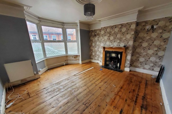 7 Ashingdon Road, Rochford, Essex SS4 1NH
 2