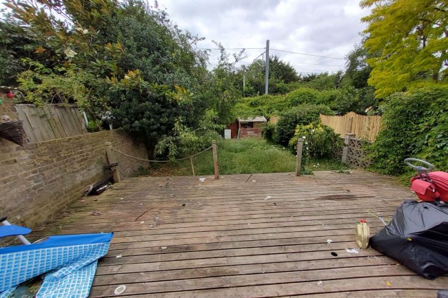 7 Ashingdon Road, Rochford, Essex SS4 1NH
 2