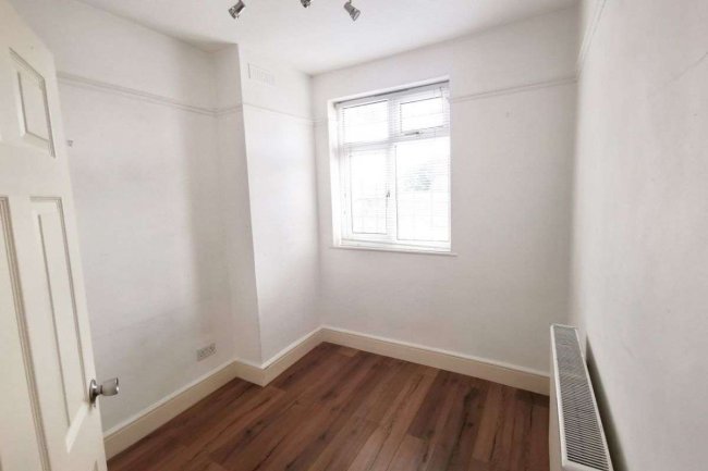 43 Kingfisher Avenue, Wanstead, London, E11 2HT
 3