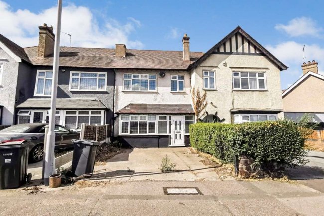 43 Kingfisher Avenue, Wanstead, London, E11 2HT
 3