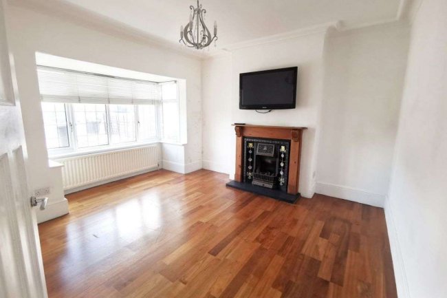 43 Kingfisher Avenue, Wanstead, London, E11 2HT
 3