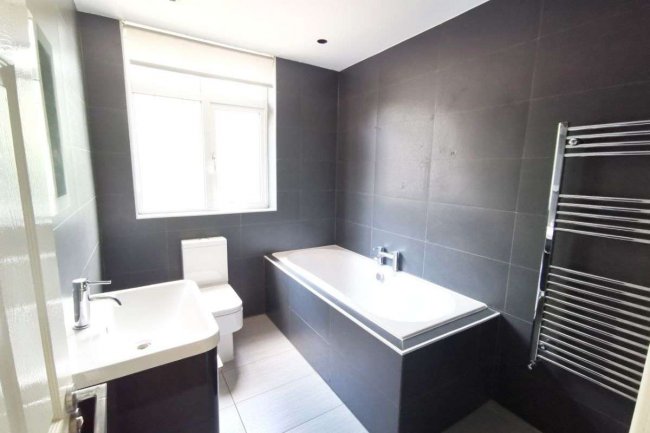 43 Kingfisher Avenue, Wanstead, London, E11 2HT
 3