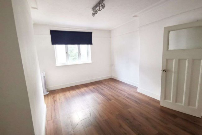 43 Kingfisher Avenue, Wanstead, London, E11 2HT
 3