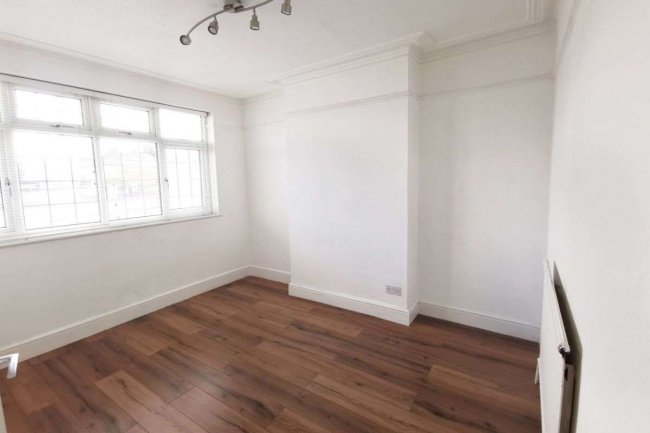 43 Kingfisher Avenue, Wanstead, London, E11 2HT
 3