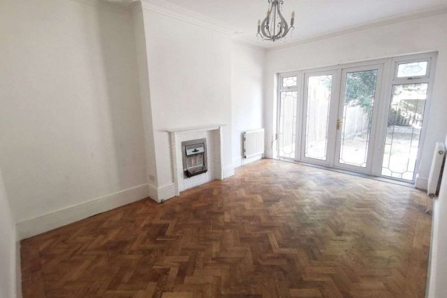 43 Kingfisher Avenue, Wanstead, London, E11 2HT
 3