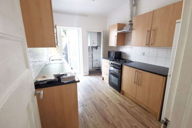 43 Kingfisher Avenue, Wanstead, London, E11 2HT
 3